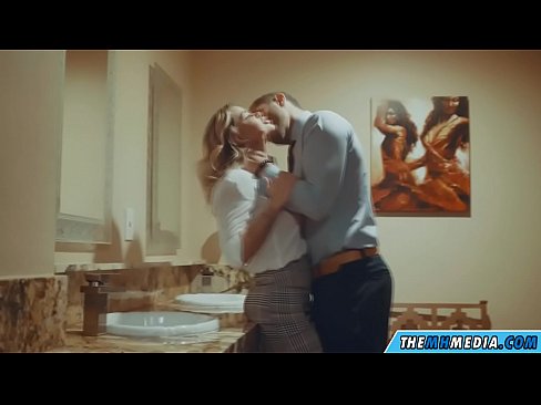 ❤️ Pamene blonde wabusty akunyengererani m'chimbudzi cha anthu onse ❤️  pa ny.superpornpics.ru  ️❤